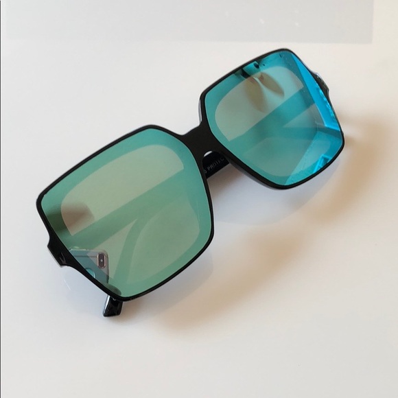 Black frame blue mirrored lens sunglasses - Picture 3 of 8